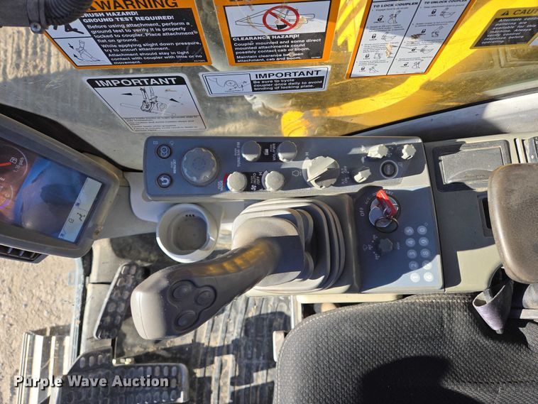 image for item ES2665 2014 John Deere 245G LC excavator