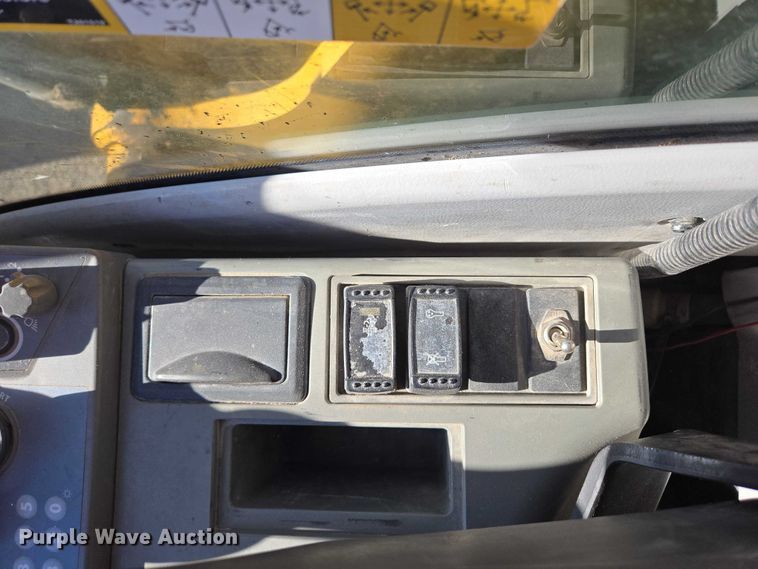 image for item ES2665 2014 John Deere 245G LC excavator