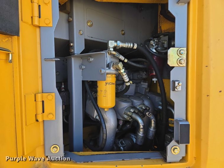 image for item ES2665 2014 John Deere 245G LC excavator