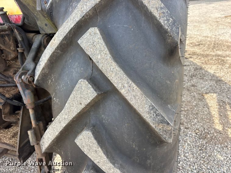 image for item ES8506 1997 John Deere 5500 tractor