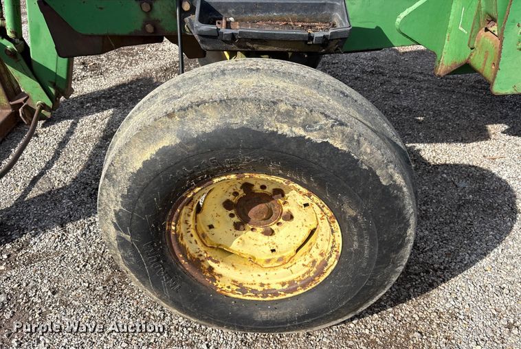 image for item ES8506 1997 John Deere 5500 tractor