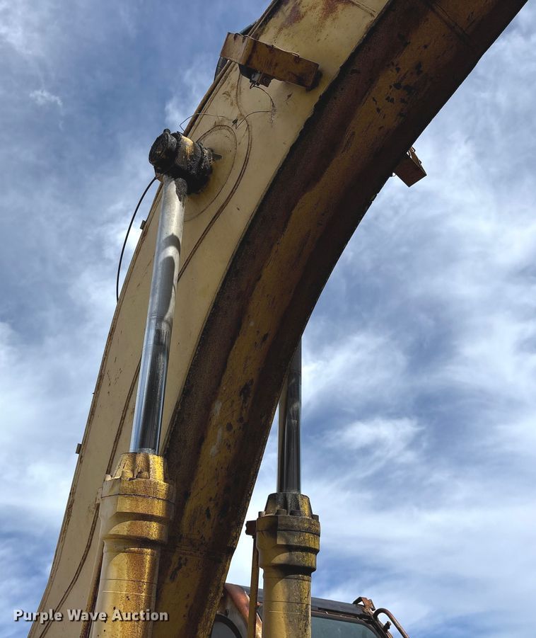 image for item ES8508 1996 Kobelco SK270LC Mark IV excavator