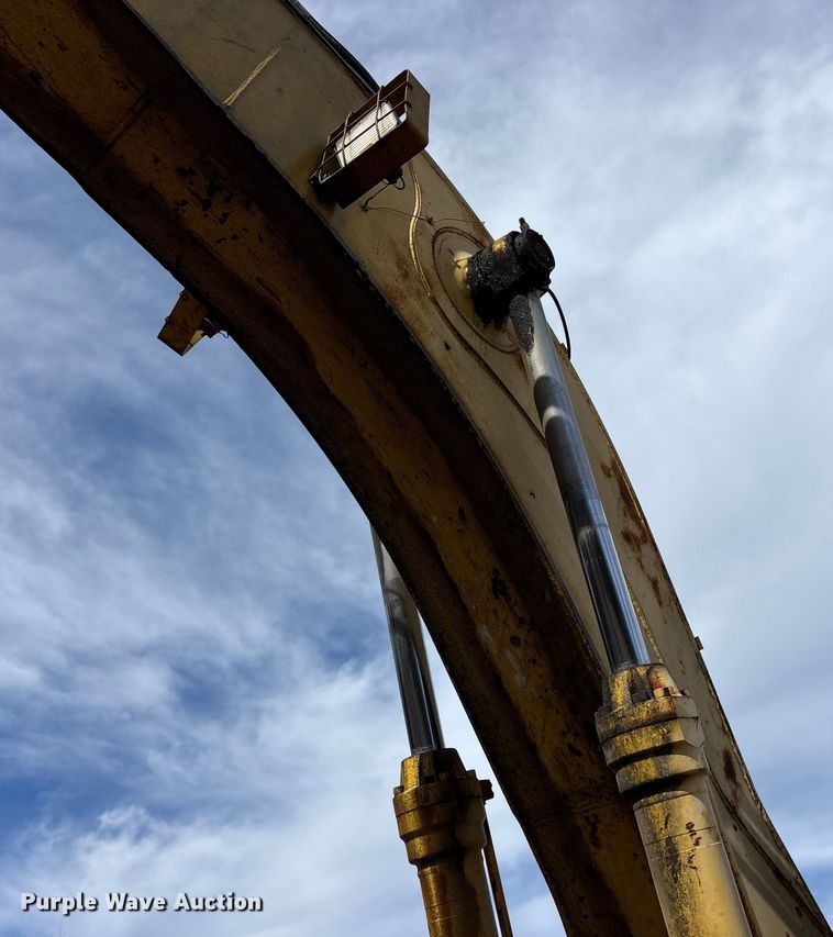 image for item ES8508 1996 Kobelco SK270LC Mark IV excavator