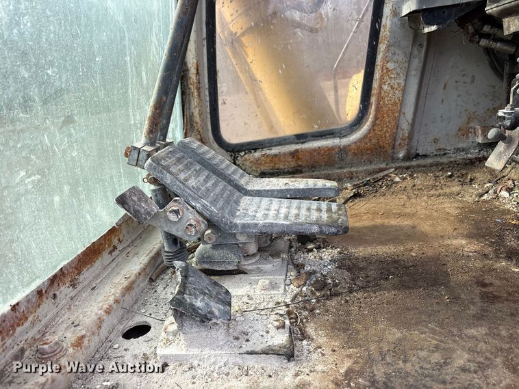 image for item ES8508 1996 Kobelco SK270LC Mark IV excavator