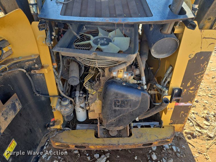 image for item ET1158 2006 Caterpillar 232B skid steer loader