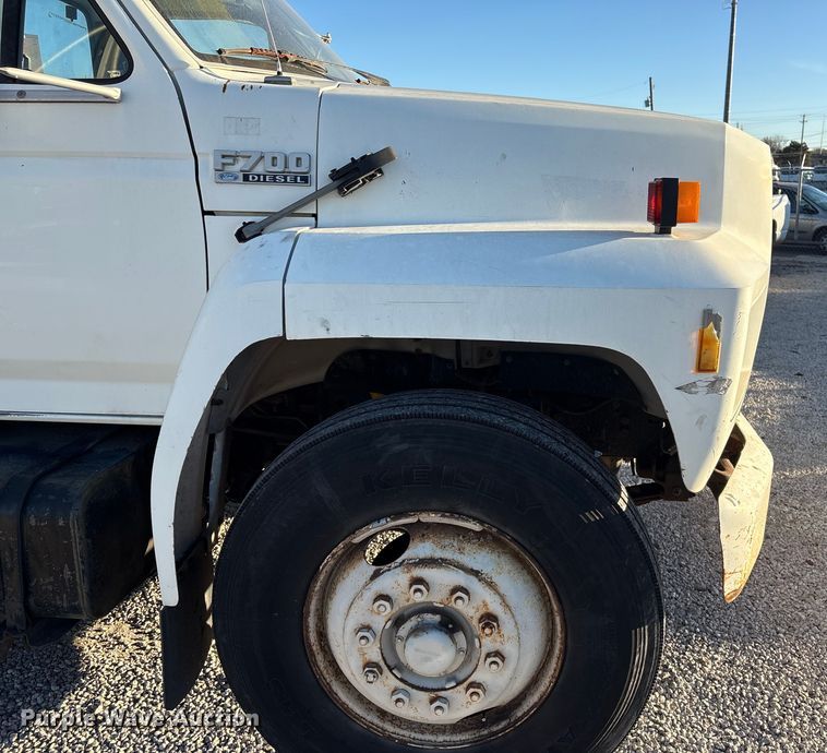 image for item ET4102 1994 Ford F700 bucket truck