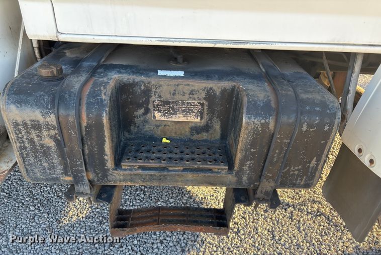 image for item ET4102 1994 Ford F700 bucket truck