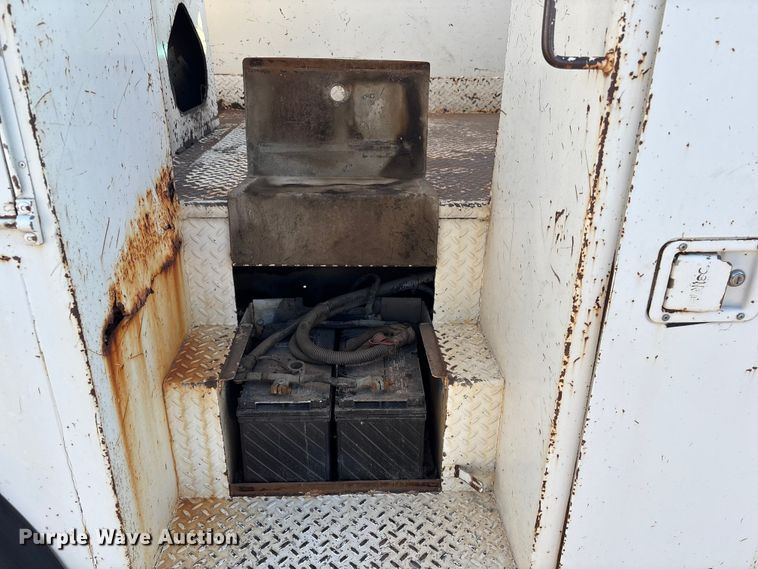 image for item ET4102 1994 Ford F700 bucket truck