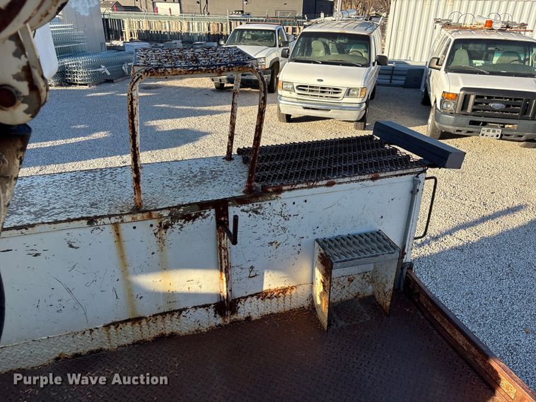 image for item ET4102 1994 Ford F700 bucket truck