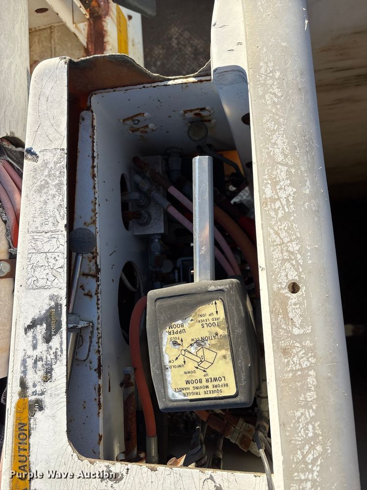 image for item ET4102 1994 Ford F700 bucket truck