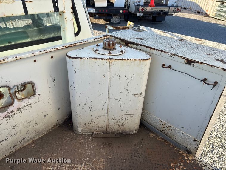 image for item ET4102 1994 Ford F700 bucket truck