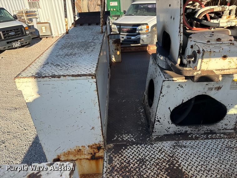 image for item ET4102 1994 Ford F700 bucket truck