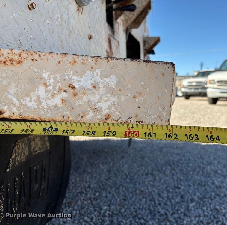 image for item ET4102 1994 Ford F700 bucket truck