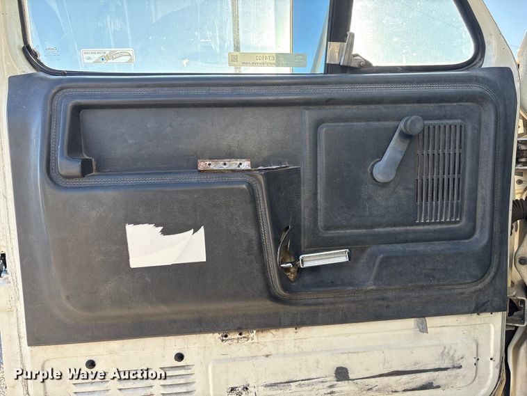 image for item ET4102 1994 Ford F700 bucket truck