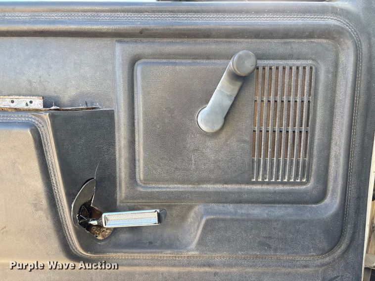 image for item ET4102 1994 Ford F700 bucket truck