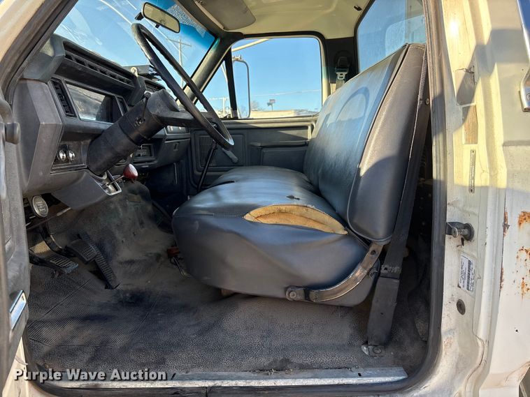 image for item ET4102 1994 Ford F700 bucket truck