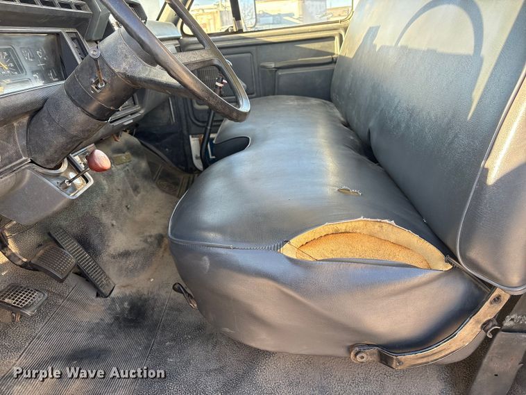 image for item ET4102 1994 Ford F700 bucket truck