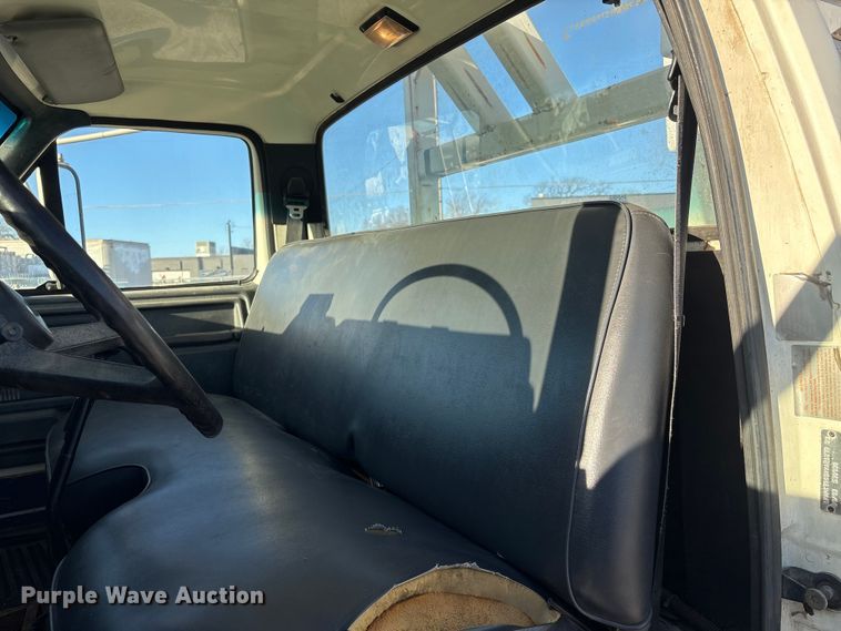 image for item ET4102 1994 Ford F700 bucket truck