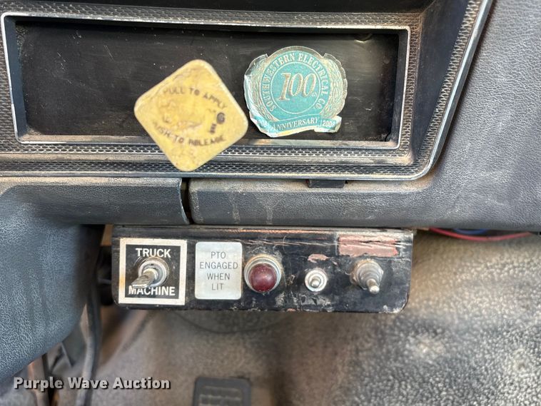 image for item ET4102 1994 Ford F700 bucket truck