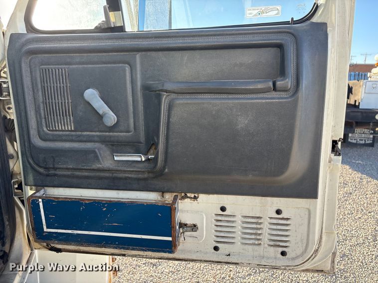 image for item ET4102 1994 Ford F700 bucket truck