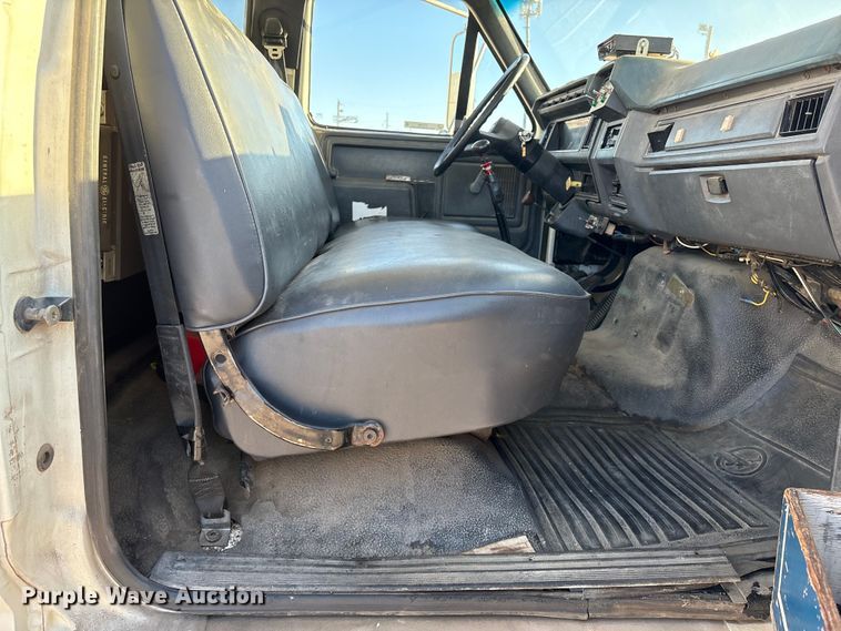 image for item ET4102 1994 Ford F700 bucket truck