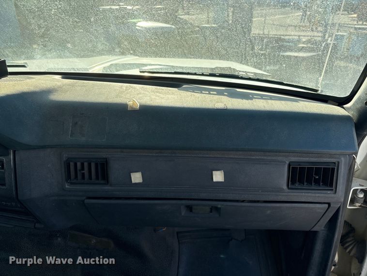 image for item ET4102 1994 Ford F700 bucket truck