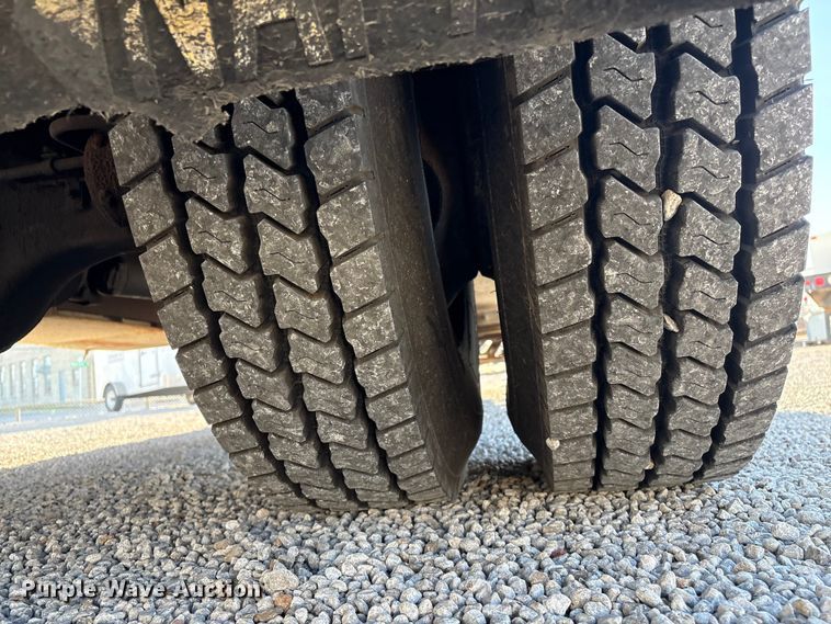 image for item ET4102 1994 Ford F700 bucket truck