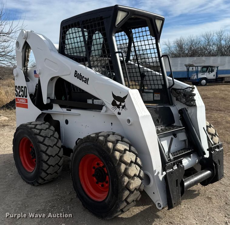 image for item ET4132 2002 Bobcat S250 skid steer loader