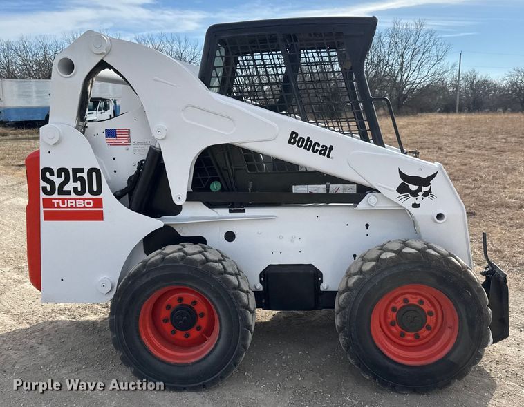 image for item ET4132 2002 Bobcat S250 skid steer loader