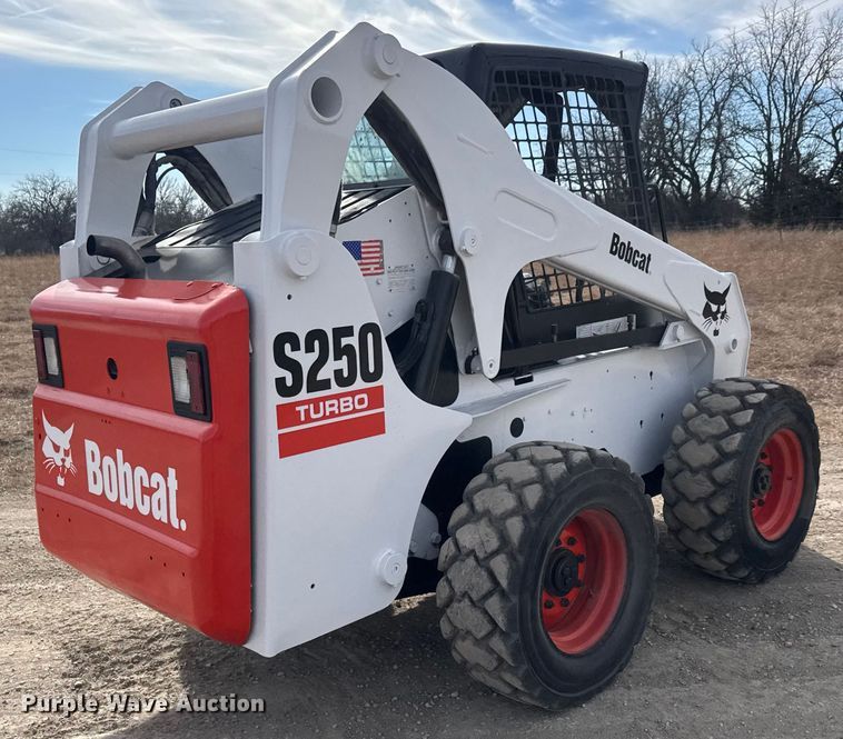 image for item ET4132 2002 Bobcat S250 skid steer loader