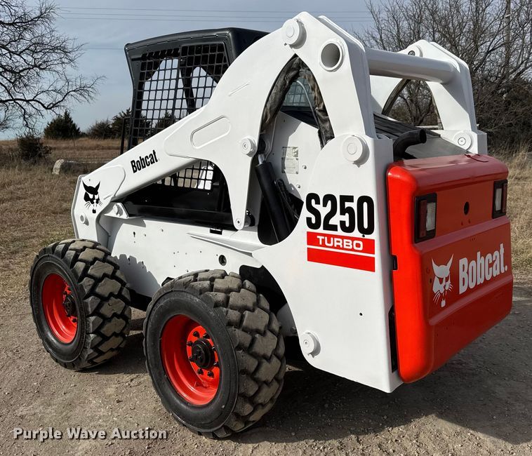 image for item ET4132 2002 Bobcat S250 skid steer loader