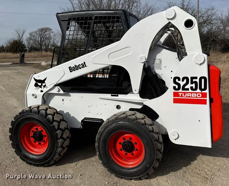 image for item ET4132 2002 Bobcat S250 skid steer loader