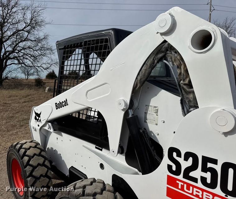 image for item ET4132 2002 Bobcat S250 skid steer loader