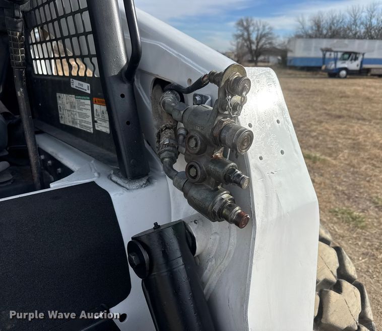 image for item ET4132 2002 Bobcat S250 skid steer loader