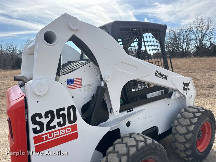 image for item ET4132 2002 Bobcat S250 skid steer loader