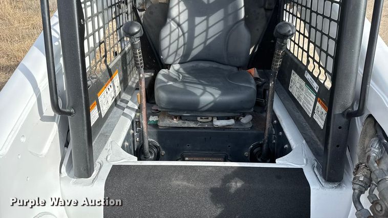 image for item ET4132 2002 Bobcat S250 skid steer loader