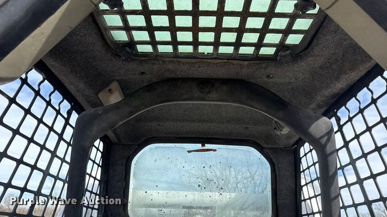 image for item ET4132 2002 Bobcat S250 skid steer loader