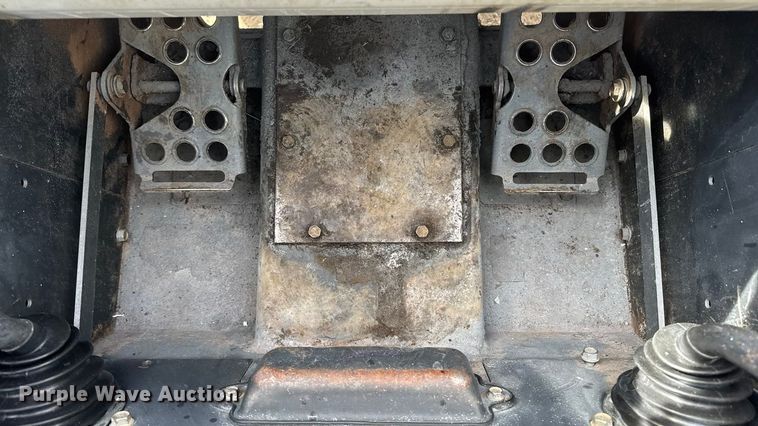 image for item ET4132 2002 Bobcat S250 skid steer loader