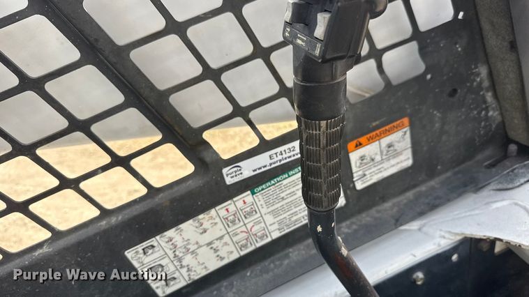 image for item ET4132 2002 Bobcat S250 skid steer loader