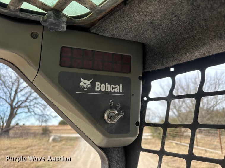 image for item ET4132 2002 Bobcat S250 skid steer loader