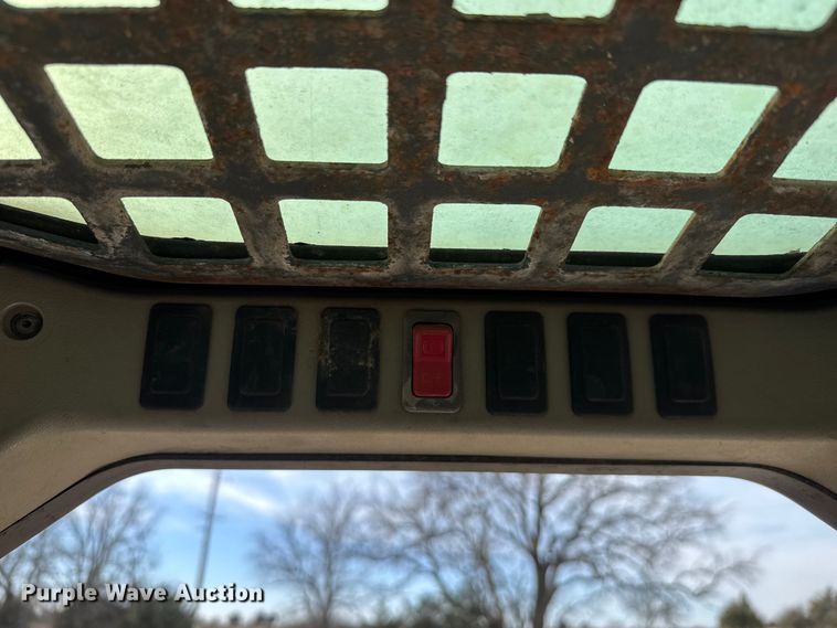 image for item ET4132 2002 Bobcat S250 skid steer loader