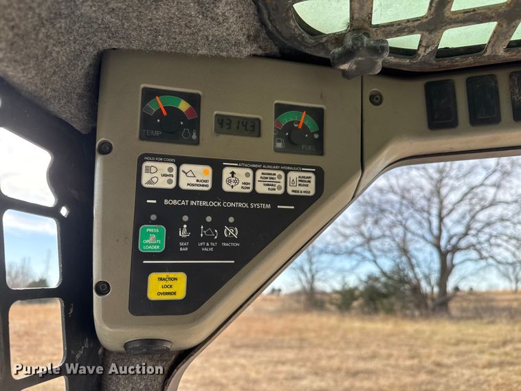 image for item ET4132 2002 Bobcat S250 skid steer loader