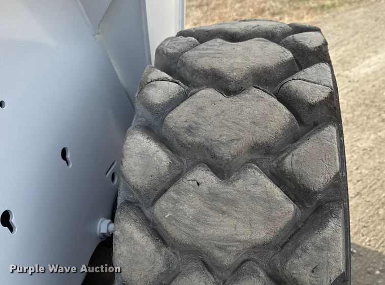 image for item ET4132 2002 Bobcat S250 skid steer loader