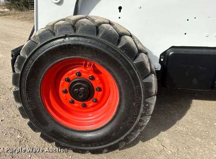 image for item ET4132 2002 Bobcat S250 skid steer loader