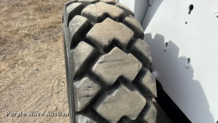 image for item ET4132 2002 Bobcat S250 skid steer loader