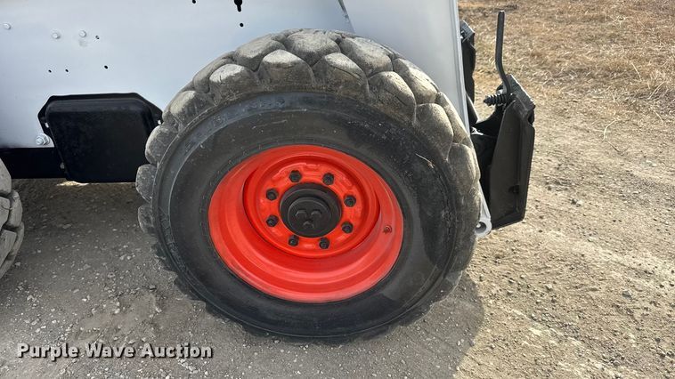 image for item ET4132 2002 Bobcat S250 skid steer loader