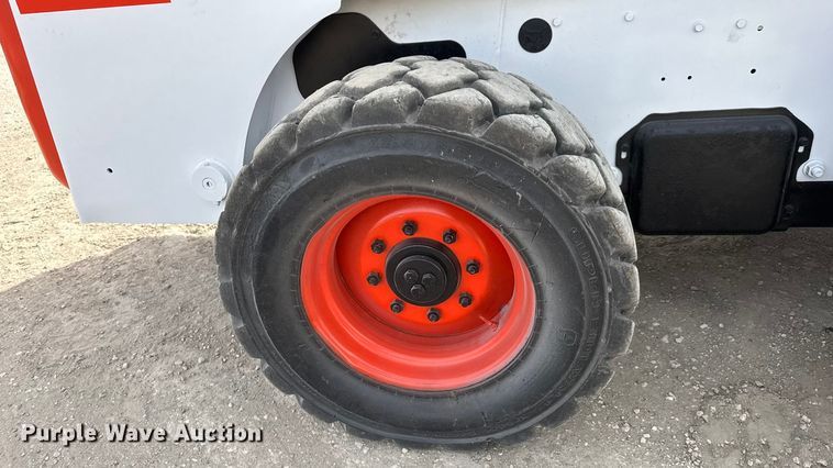 image for item ET4132 2002 Bobcat S250 skid steer loader