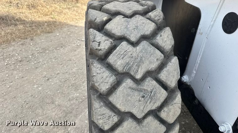 image for item ET4132 2002 Bobcat S250 skid steer loader