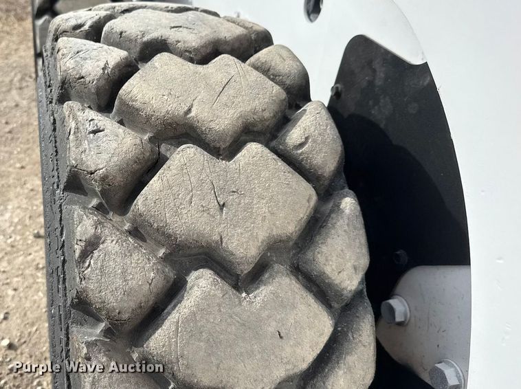 image for item ET4132 2002 Bobcat S250 skid steer loader