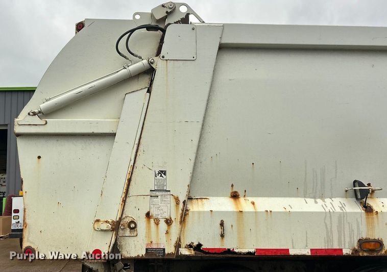 image for item ET6842 2009 International 7400 SBA refuse truck